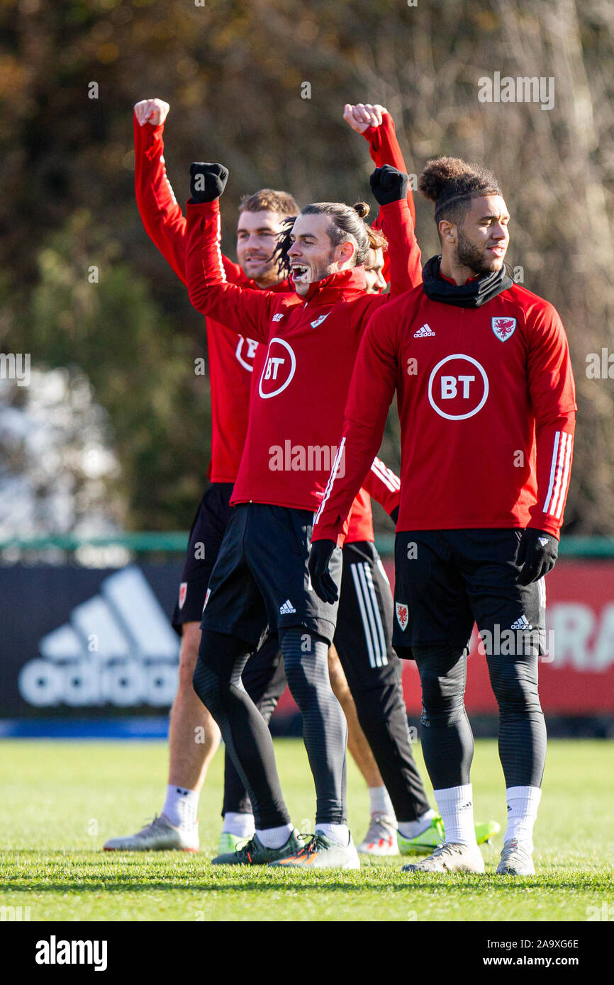 Hensol, Wales, Regno Unito, 18 novembre 2019. Gareth Bale appare per celebrare una vittoria su Tyler Roberts durante il Galles nazionale di calcio della formazione a Vale Resort davanti a loro finale di Euro 2020 Gruppo match di qualificazione contro l'Ungheria. Credito: Mark Hawkins/Alamy Live News Foto Stock