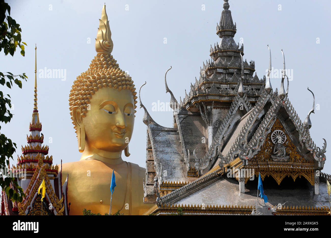 Ang Thong, Thailandia. Xviii Nov, 2019. Vista di una gigantesca statua del Buddha in un tempio in Thailandia del Ang Thong provincia. Credito: SOPA Immagini limitata/Alamy Live News Foto Stock