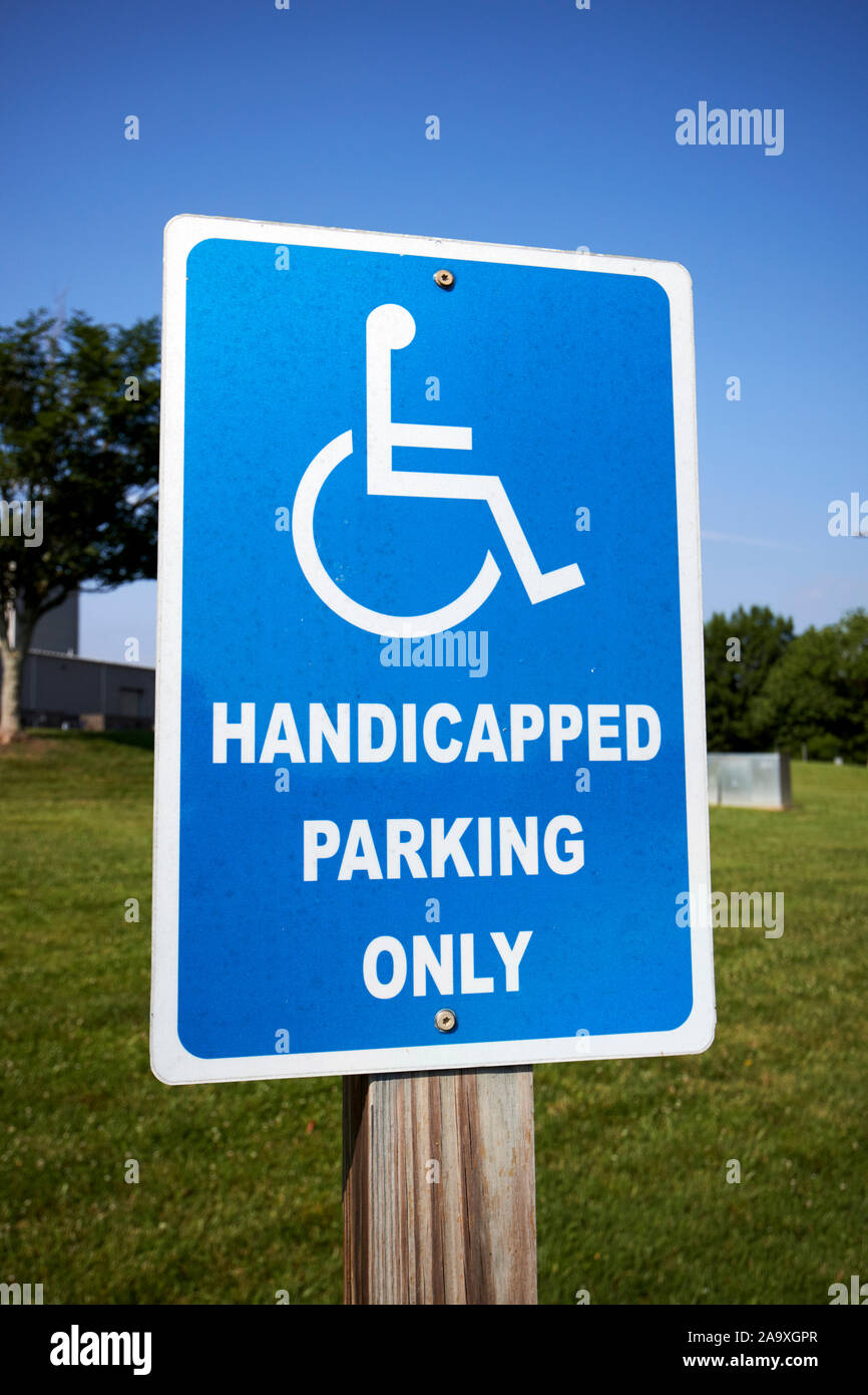 Parcheggio per disabili solo segno sedia a rotelle blu segnaletica utente usa Foto Stock