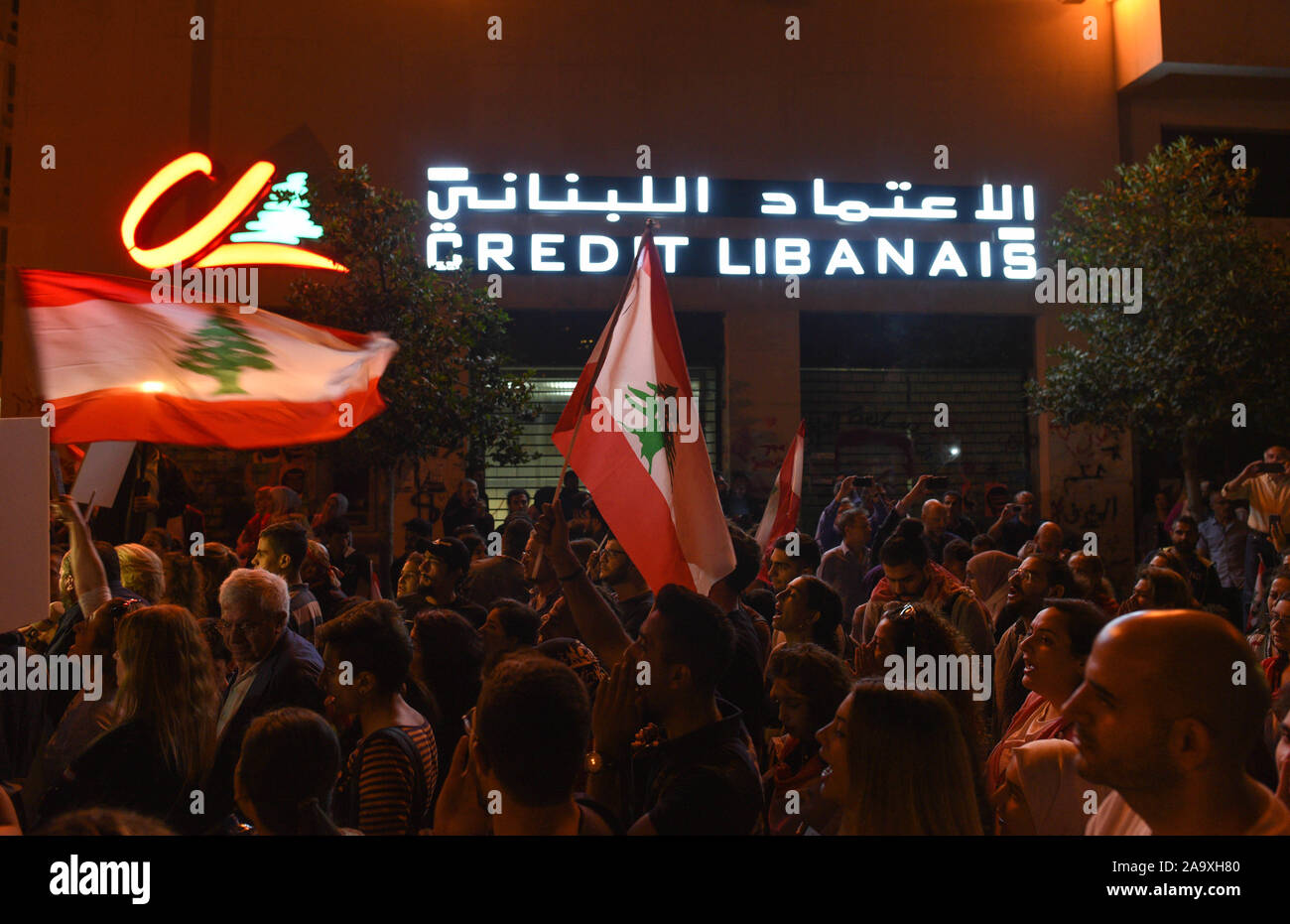 *** Strettamente NESSUNA VENDITA A MEDIA FRANCESI O EDITORI.Novembre 16, 2019 - Beirut, Libano: manifestanti passano da un credito bancario Libanais office. Il Libano si trova di fronte a difficoltà finanziarie dopo un mese di protesta. Un sacco di persone e aziende sono particolarmente preoccupati perché non possono ritirare dollari USA da parte di banche o bancomat, spingendo il valore della moneta americana sul mercato nero. Illustrazione des difficoltà finanziarie du Liban apres onu mois de manifestazioni de masse. La valeur de la livre libanaise un diminue sur le marche noir suite aux refus de la plupart des banques de delivrer des d Foto Stock