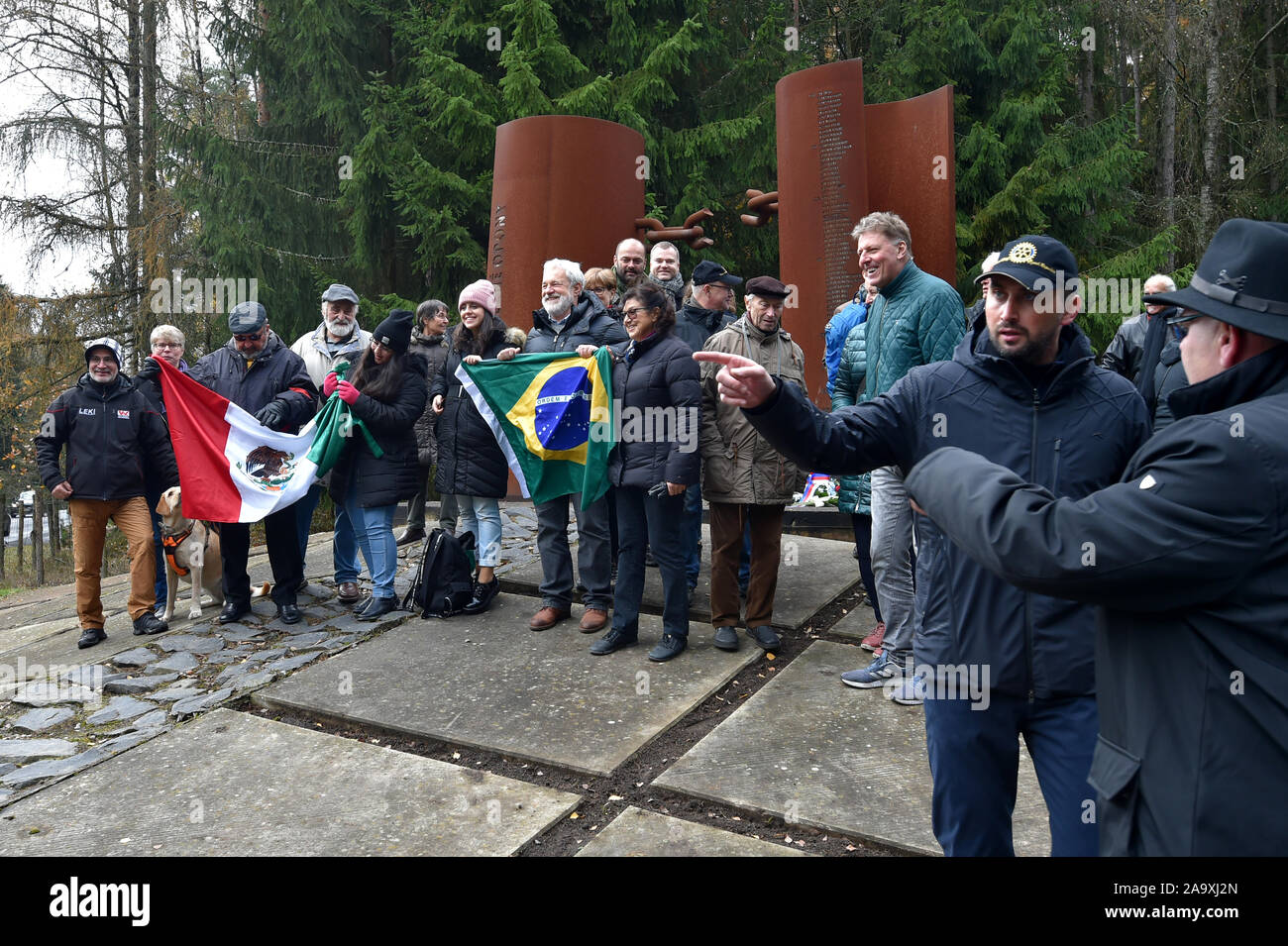 Diverse decine di persone commemorare la Rivoluzione di Velluto trentesimo anniversario il Sabato, 16 novembre 2019, da un memoriale per le persone che sono morte sul tentativo di attraversare il confine sotto il regime comunista a Svaty Kriz varcare il confine vicino Cheb, Boemia occidentale, Repubblica Ceca. La polizia comunista brutale repressione su una pacifica manifestazione studentesca il 17 novembre 1989 ha provocato la caduta del regime comunista in Cecoslovacchia. (CTK foto/Slavomir Kubes) Foto Stock