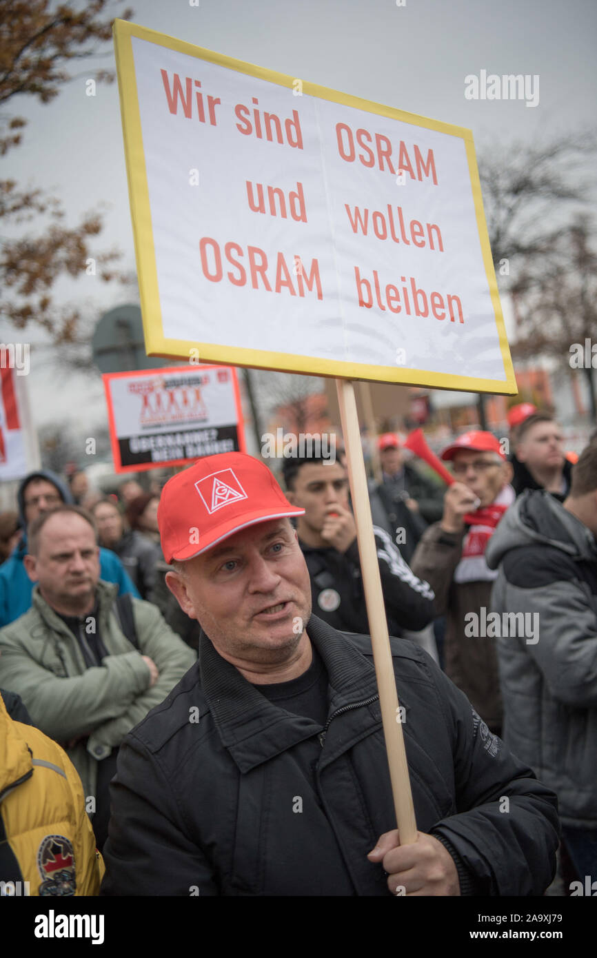 Berlino, Germania. Xviii Nov, 2019. Osram dipendenti dimostrare nei confronti di un progetto di riduzione del personale, qui con un segno "Siamo Osram e desidera rimanere Osram'. Secondo l'Unione, Osram piani di taglio circa 800 posti di lavoro in Germania. Credito: Jörg Carstensen/dpa/Alamy Live News Foto Stock