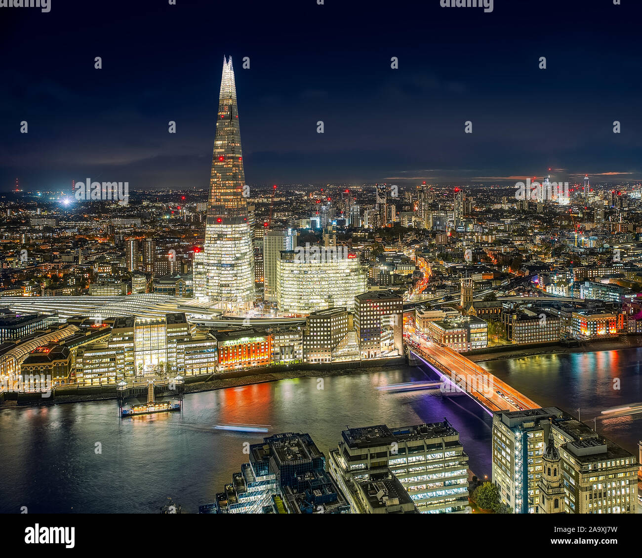 Notte cityscape su Londra centro. Foto Stock
