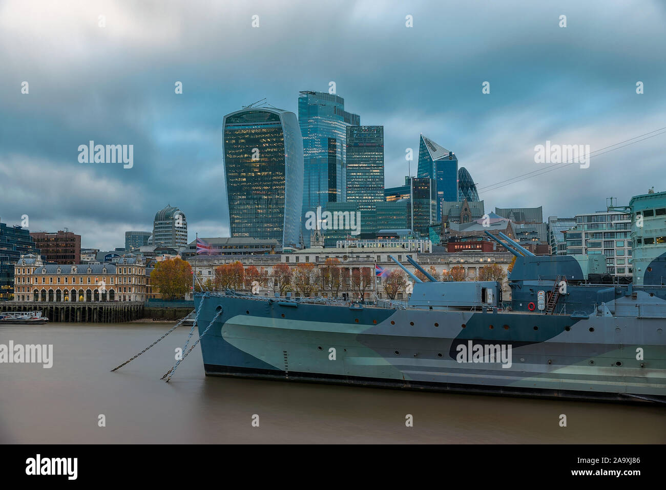 Londra cityscape di Belfast. Londra il museo militare. cloudly sky. Quartiere degli affari in background Foto Stock
