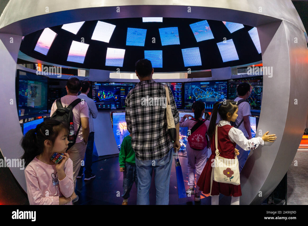 I bambini godono di technology fair 2019 a Shenzhen in Cina Foto Stock