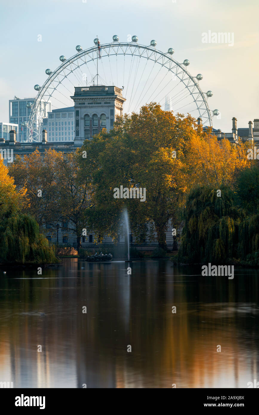 Autunno cityscape su Londra da St. James Park Foto Stock