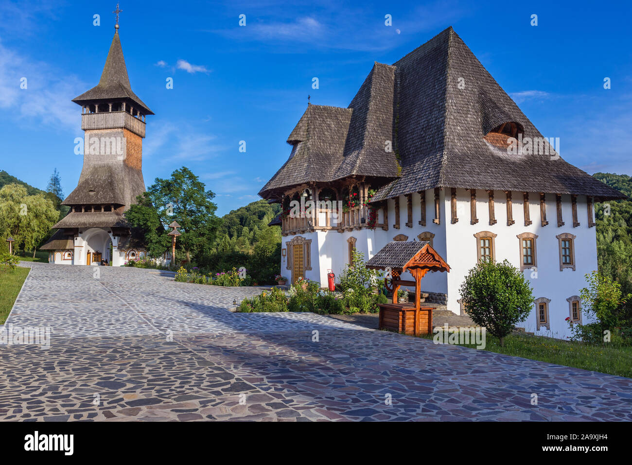 Museo delle Icone edificio nel monastero nel villaggio di Barsana, situato in Maramures Contea di Romania, vista con gateway principale sullo sfondo Foto Stock