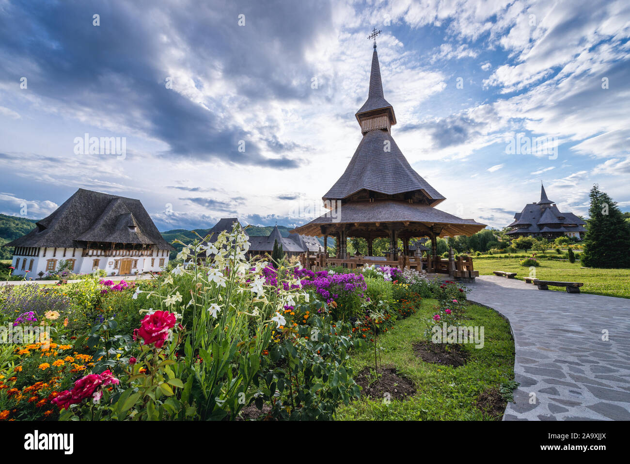 Monastero di Barsana Village, situato in Maramures Contea di Romania, vista con estate altare e l'edificio del museo Foto Stock