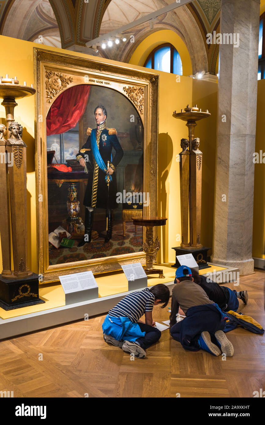 Bambini galleria d'arte, la vista di un gruppo di bambini della scuola di studiare un ritratto del re svedese Karl XIV Johan da Émile Mascré, Nationalmuseum di Stoccolma Foto Stock