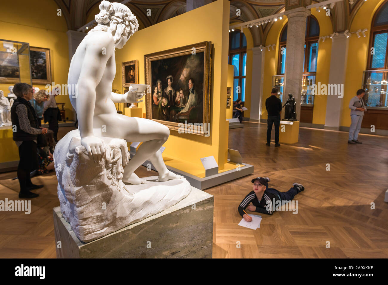 Bambino Art Museum, la vista di una scuola per bambini su una visita didattica Studio e disegno di una scultura classica, Nationalmuseum, Stoccolma, Svezia. Foto Stock