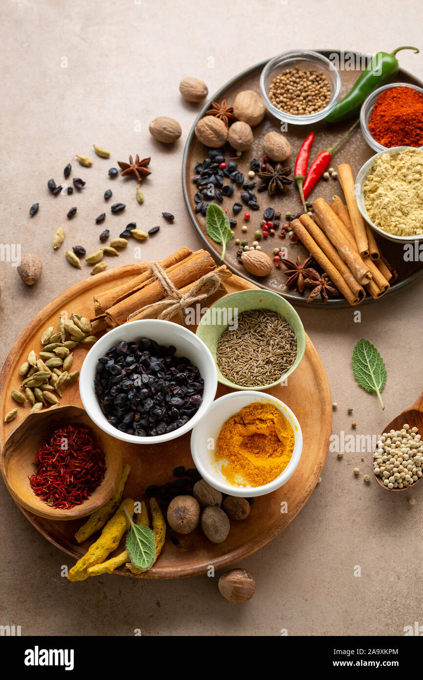 Condimento e spezie impostato su piastre Foto Stock