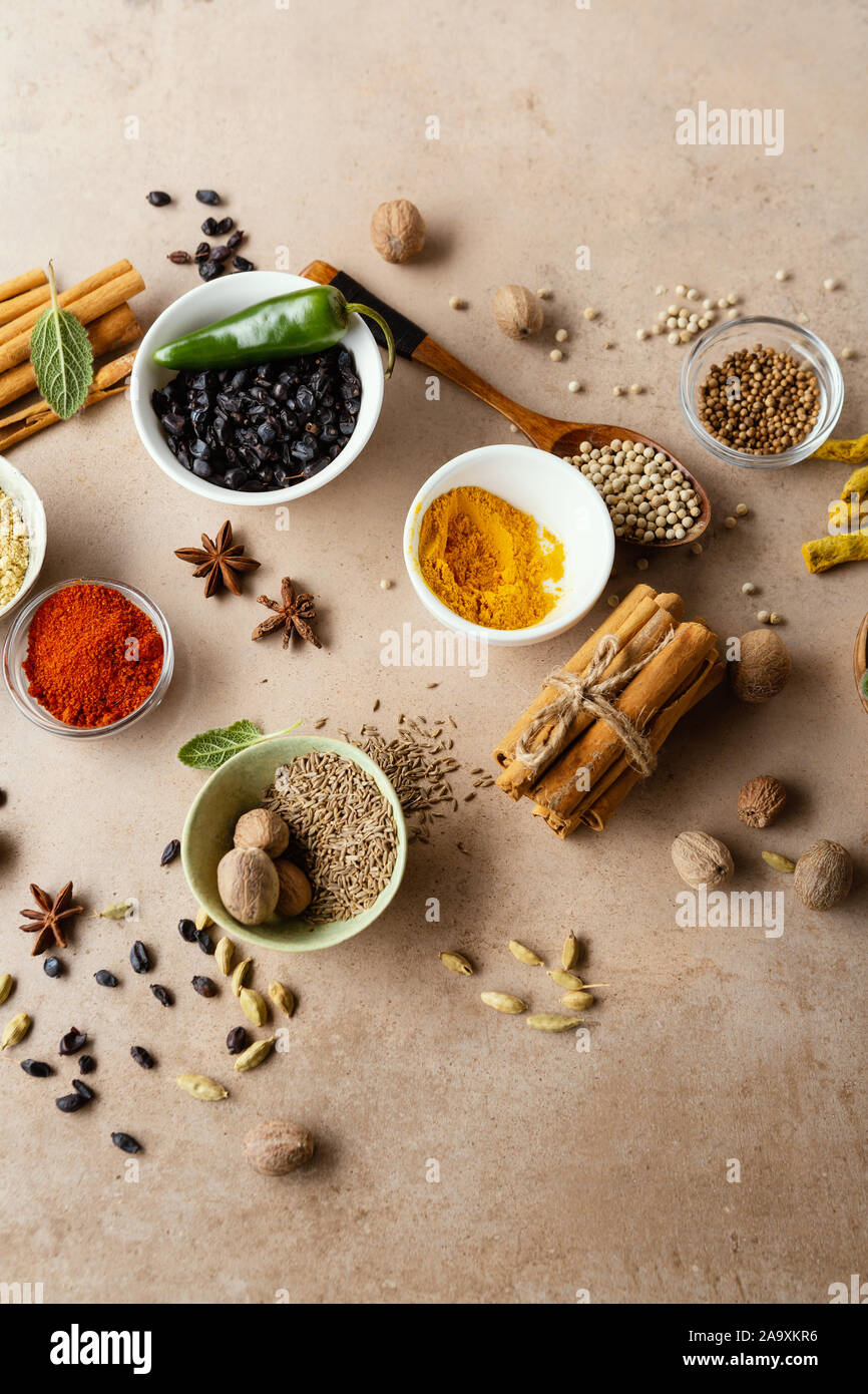 Aroma di varie spezie e condimenti in piccole ciotole Foto Stock