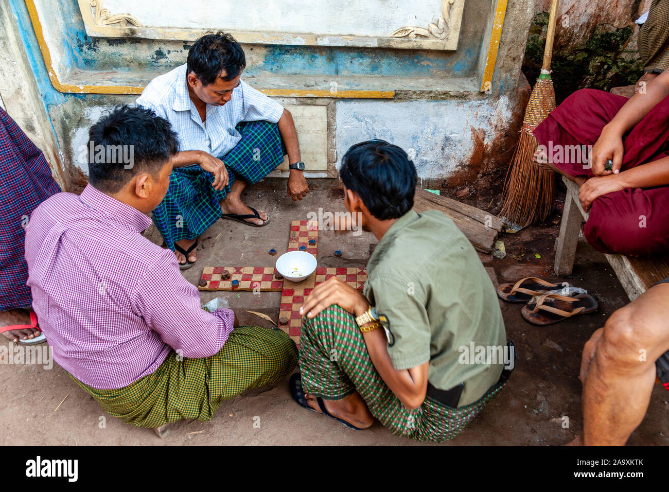 Gli uomini birmani giocare ai giochi in strada, Mandalay Myanmar. Foto Stock
