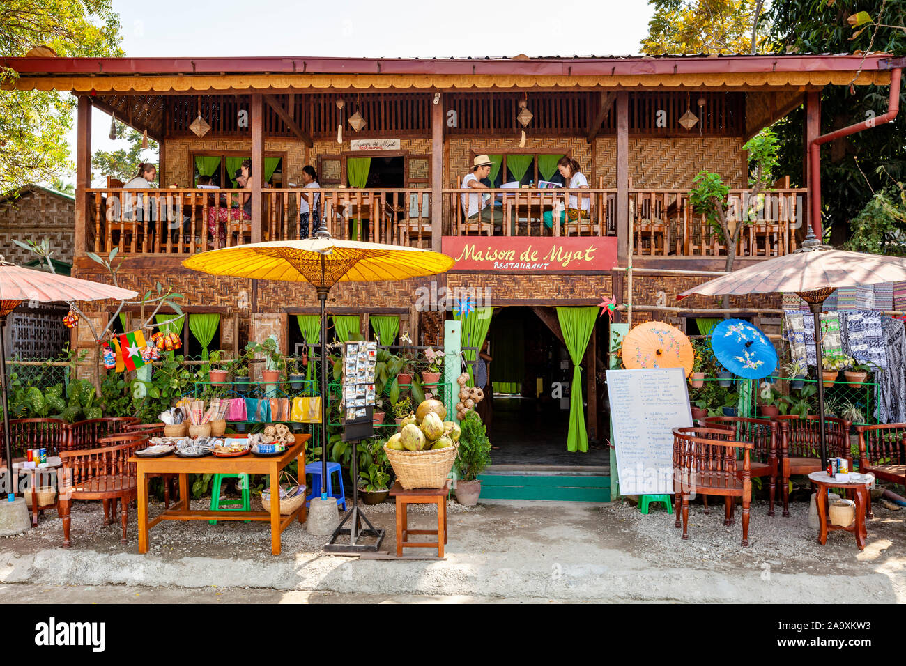 I viaggiatori di mangiare il pranzo presso la Maison de Myat Ristorante, Mingun, Mandalay Myanmar. Foto Stock
