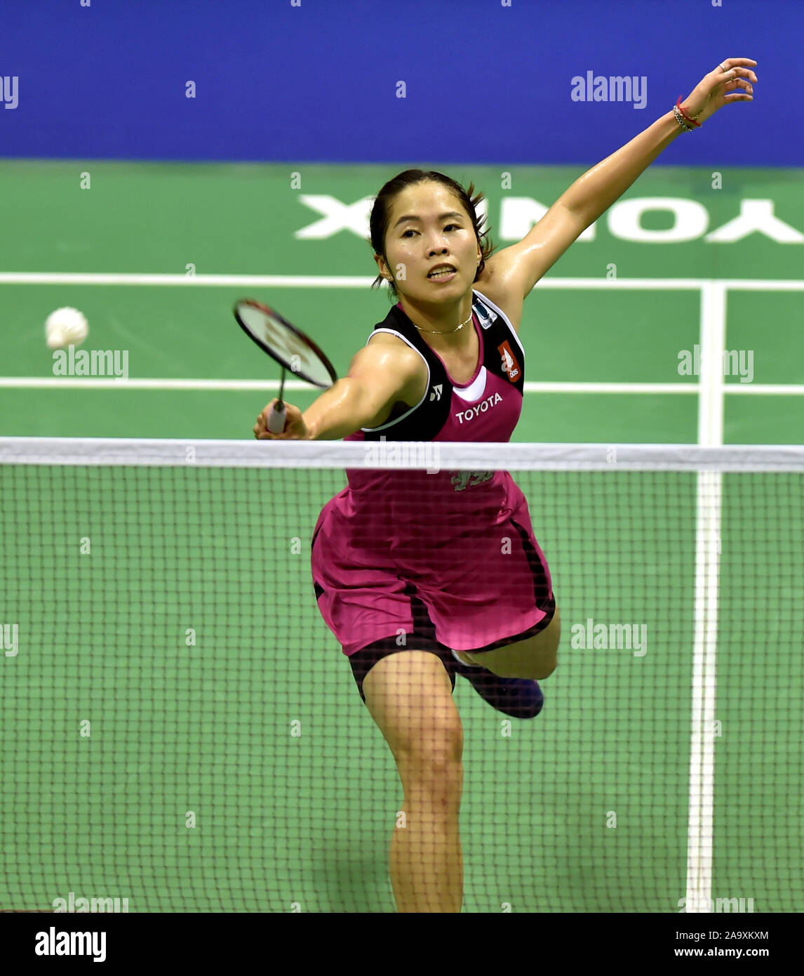 Ratchanok Intanon della Thailandia compete contro Akane Yamaguchi del Giappone in semifinale di donna single di Hong Kong Open 2019 nel sud della Cina di Regione Amministrativa Speciale di Hong Kong, 16 novembre 2019. Ratchanok Intanon della Thailandia sconfitto Akane Yamaguchi del Giappone con 2-1. Foto Stock