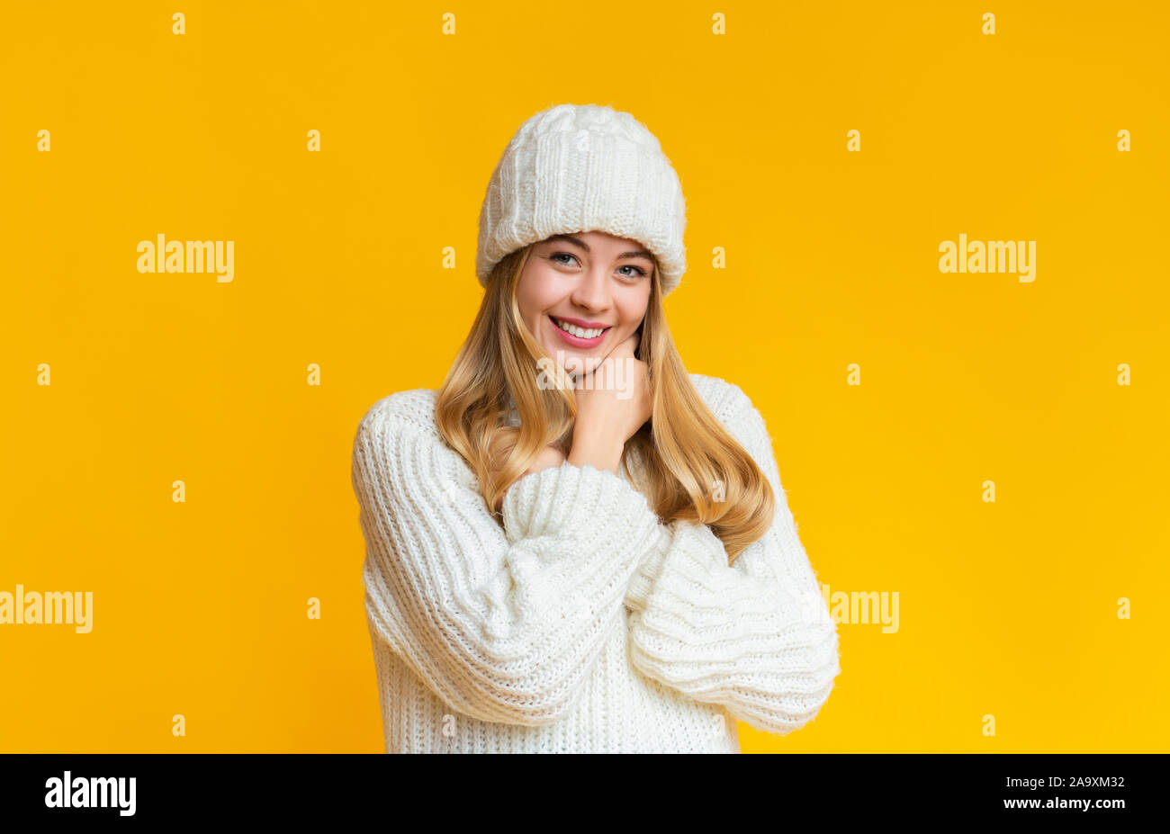 Dolce inverno ragazza in posa su sfondo giallo Foto Stock