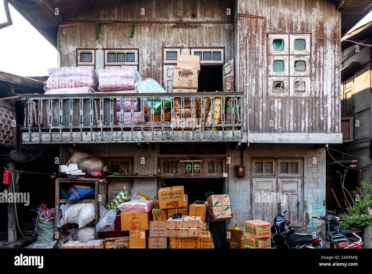 Un tradizionale magazzino in legno, Mandalay Myanmar. Foto Stock