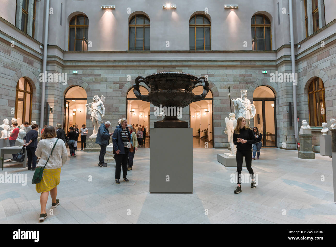 Nationalmuseum di Stoccolma, vista di persone a piedi attraverso il cortile di scultura dedicata al XIX secolo arte neoclassica, Stoccolma, Svezia. Foto Stock