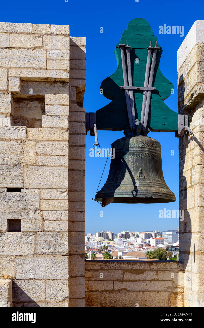 All'interno del campanile della cattedrale se Faro, Igreja de Santa Maria. Con vista sugli edifici Faro oltre. Faro, Algarve orientale, Portogallo. Foto Stock