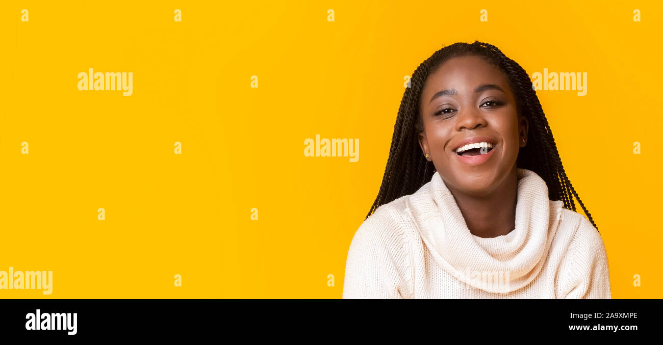 Ritratto di nero ragazza ridere su sfondo giallo Foto Stock