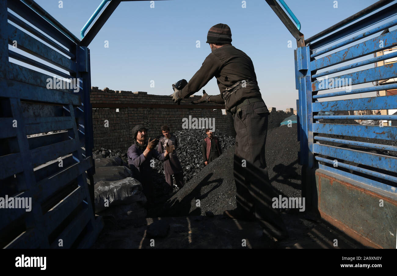 (191118) -- KABUL, nov. 18, 2019 (Xinhua) -- uomini afghani opera in un mercato di carbone a Kabul, capitale dell'Afghanistan, nov. 18, 2019. Le persone sono la preparazione di materiali di riscaldamento come l'inverno. (Xinhua/Rahmatullah Alizadah) Foto Stock