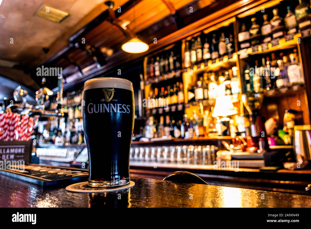 La pinta di Guinness sulla barra a Thomas Connolly Pub nella città di Sligo, nella contea di Sligo, Irlanda Foto Stock