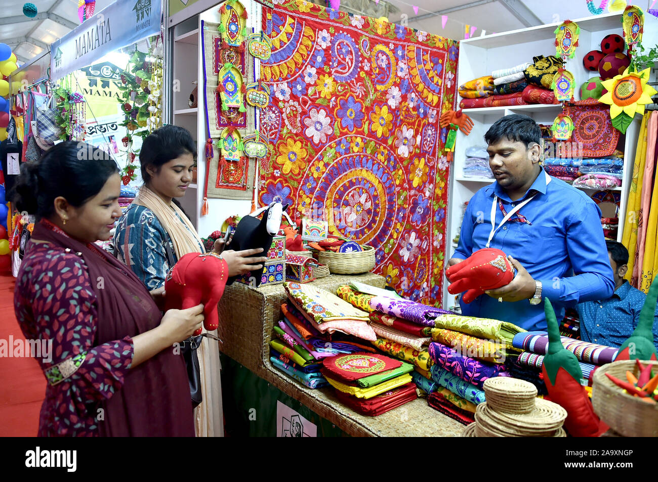 (191118) -- DHAKA, nov. 18, 2019 (Xinhua) -- i visitatori guardano i prodotti fatti a mano durante una fiera di Dacca, capitale del Bangladesh, su nov. 18, 2019. La fiera ha lo scopo di promuovere i prodotti realizzati da persone emarginate e partecipanti di diversi programmi della Palli Karma Sahayak Foundation (PKSF), un apice finanziamento dello sviluppo e la creazione di capacità dell'organizzazione. (Str/Xinhua) Foto Stock