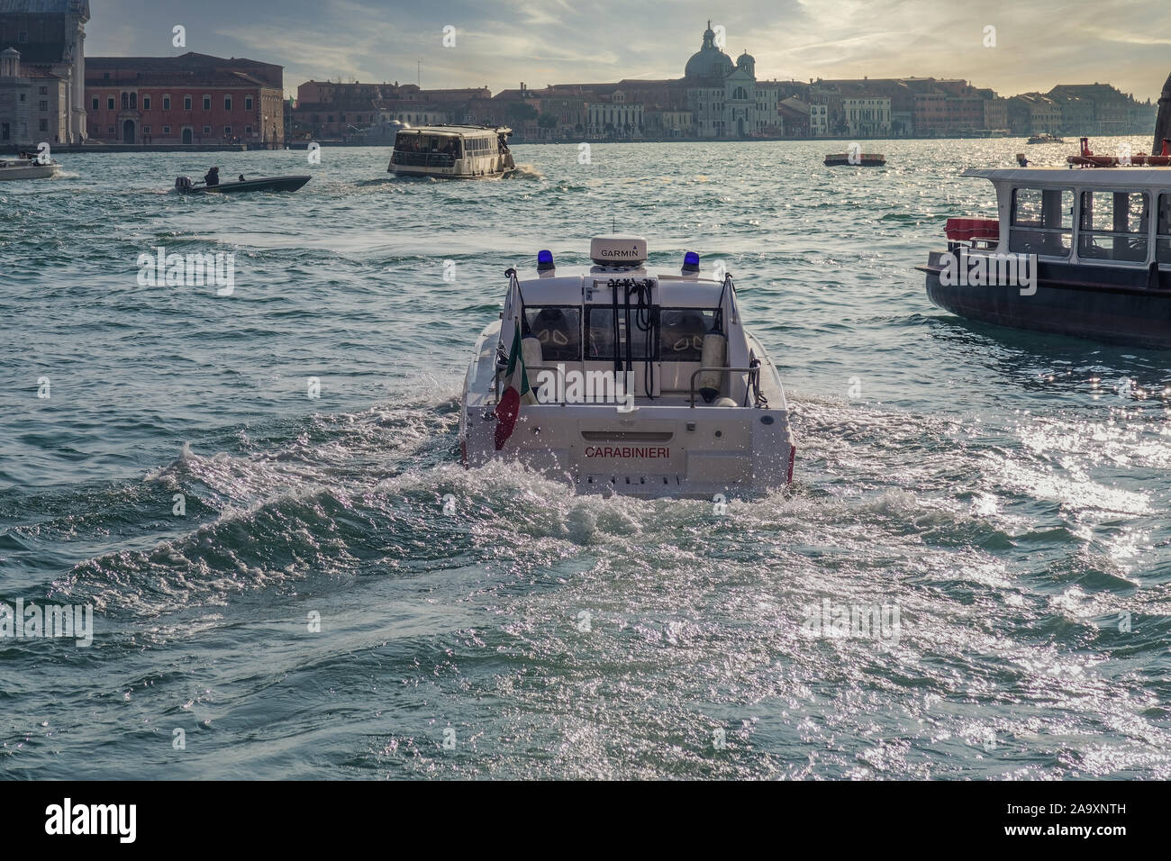 Venezia, Italia Carabinieri barca sulla laguna. Vista serale di imbarcazione di pattuglia con bandiera italiana vela presso la laguna veneziana su San Marco area. Foto Stock