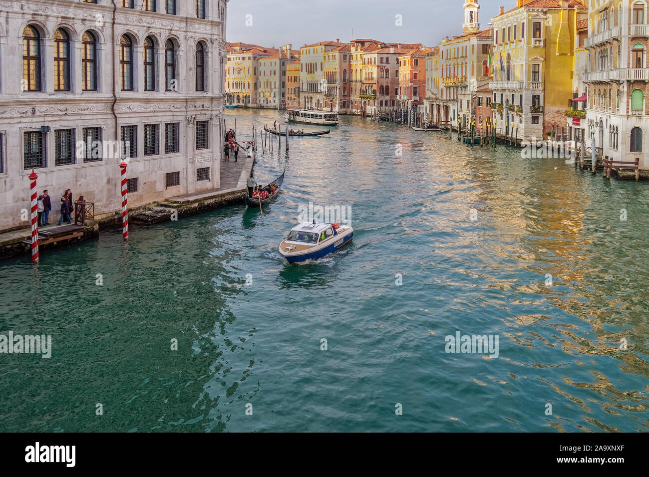 Venezia, Italia Polizia Locale di Venezia imbarcazione di pattuglia con bandiera italiana vela presso la laguna di Venezia Canal Grande e al Ponte di Rialto area. Foto Stock