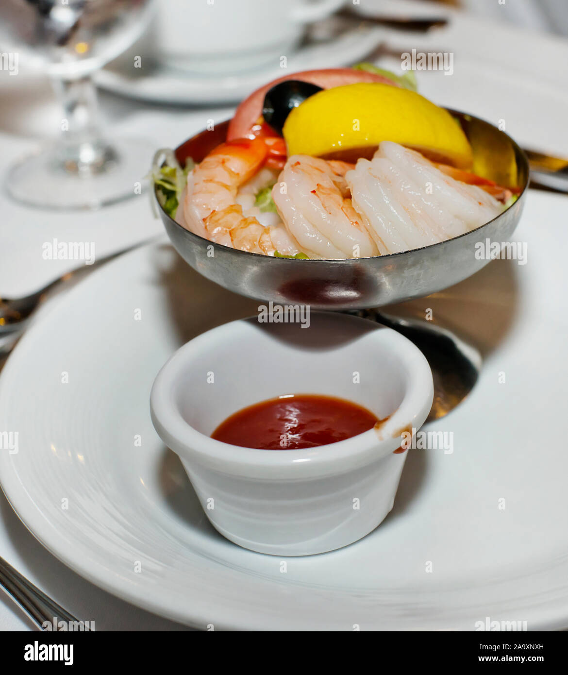 Gamberetti con foglie di insalata , limone e salsa cocktail Foto Stock