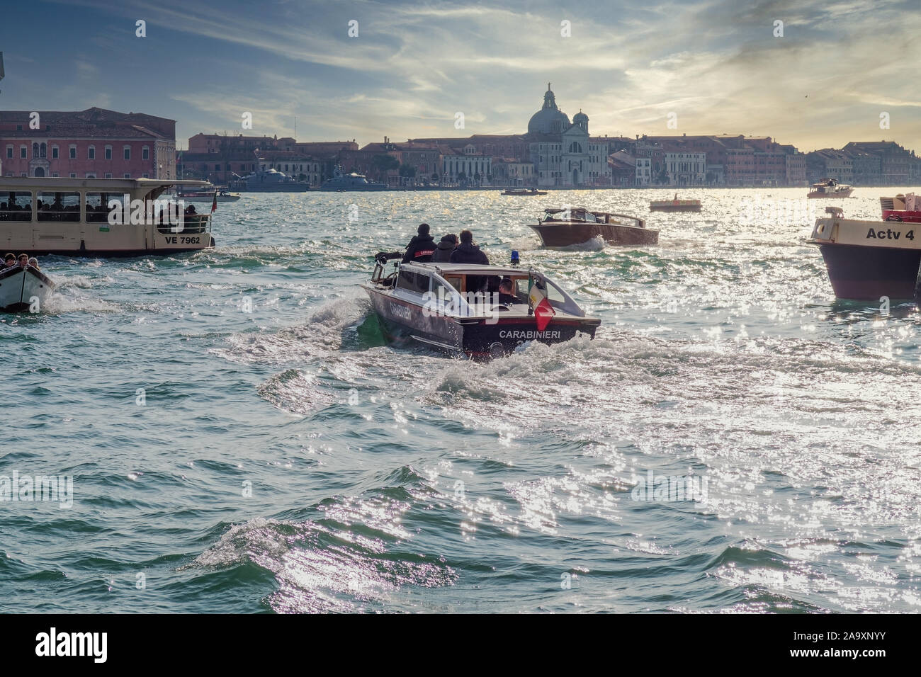 Venezia, Italia Carabinieri barca sulla laguna. Vista serale di imbarcazione di pattuglia con bandiera italiana vela presso la laguna veneziana su San Marco area. Foto Stock