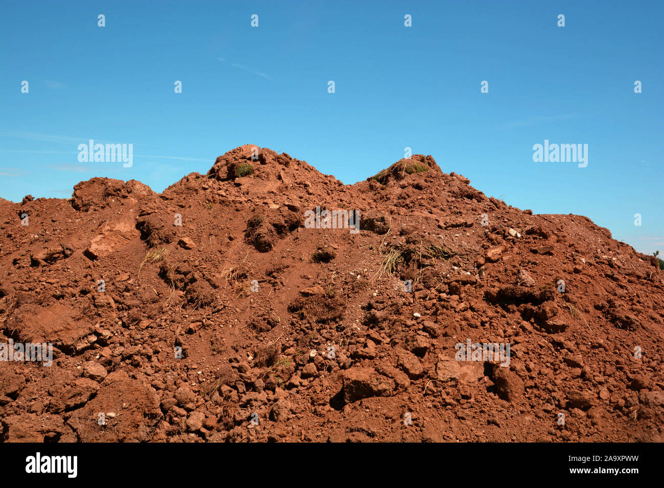 Pila di terreno o di sporcizia isolato sul cielo azzurro sfondo in estate, il terreno asciutto pila e il cielo azzurro Foto Stock