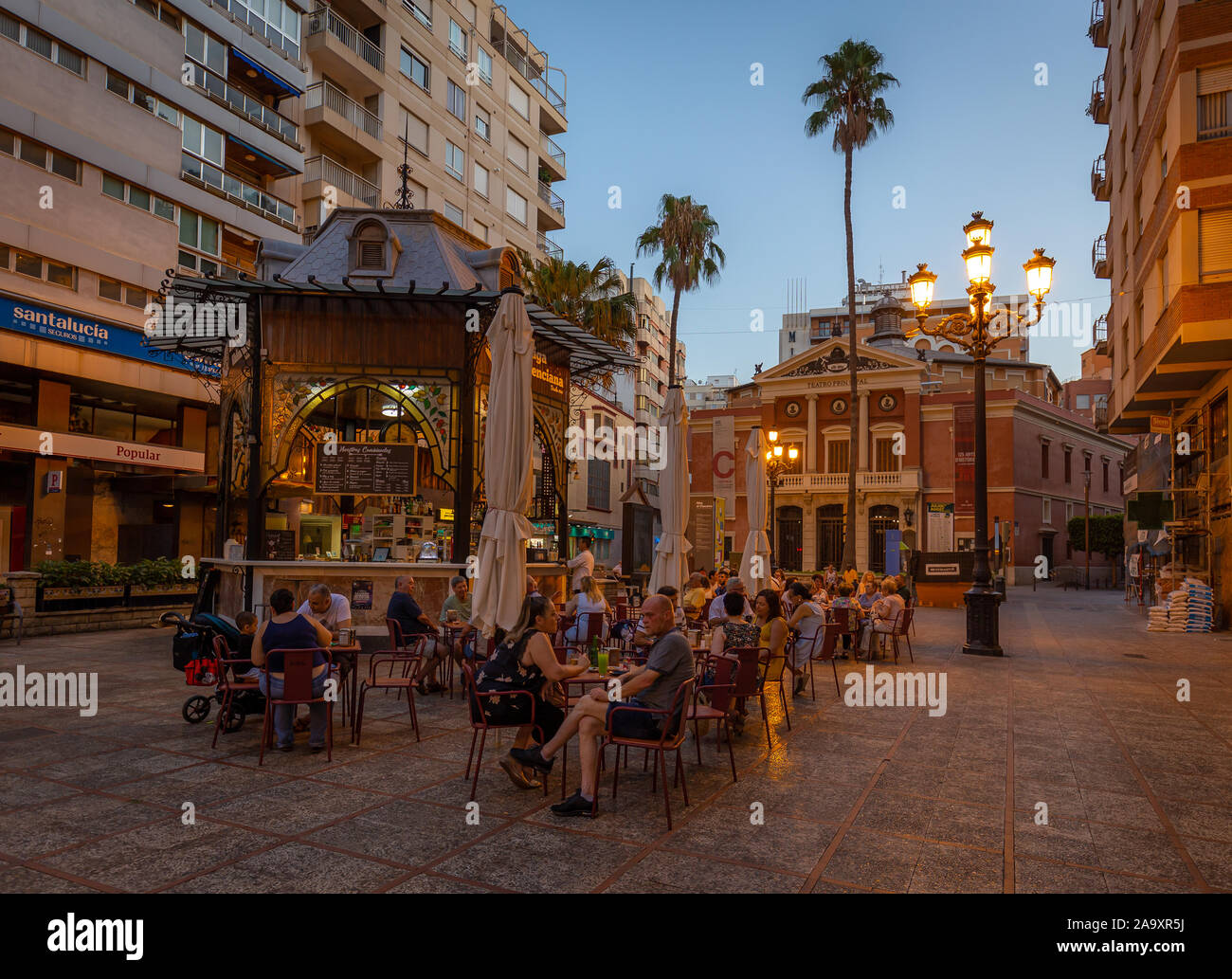 Teatro Principal de Castellon, Spagna - 2019.08.10. Teatro principale a Castellon. Una serata estiva a Castellon de la Plana. Teatro principale e storica vecchia Foto Stock