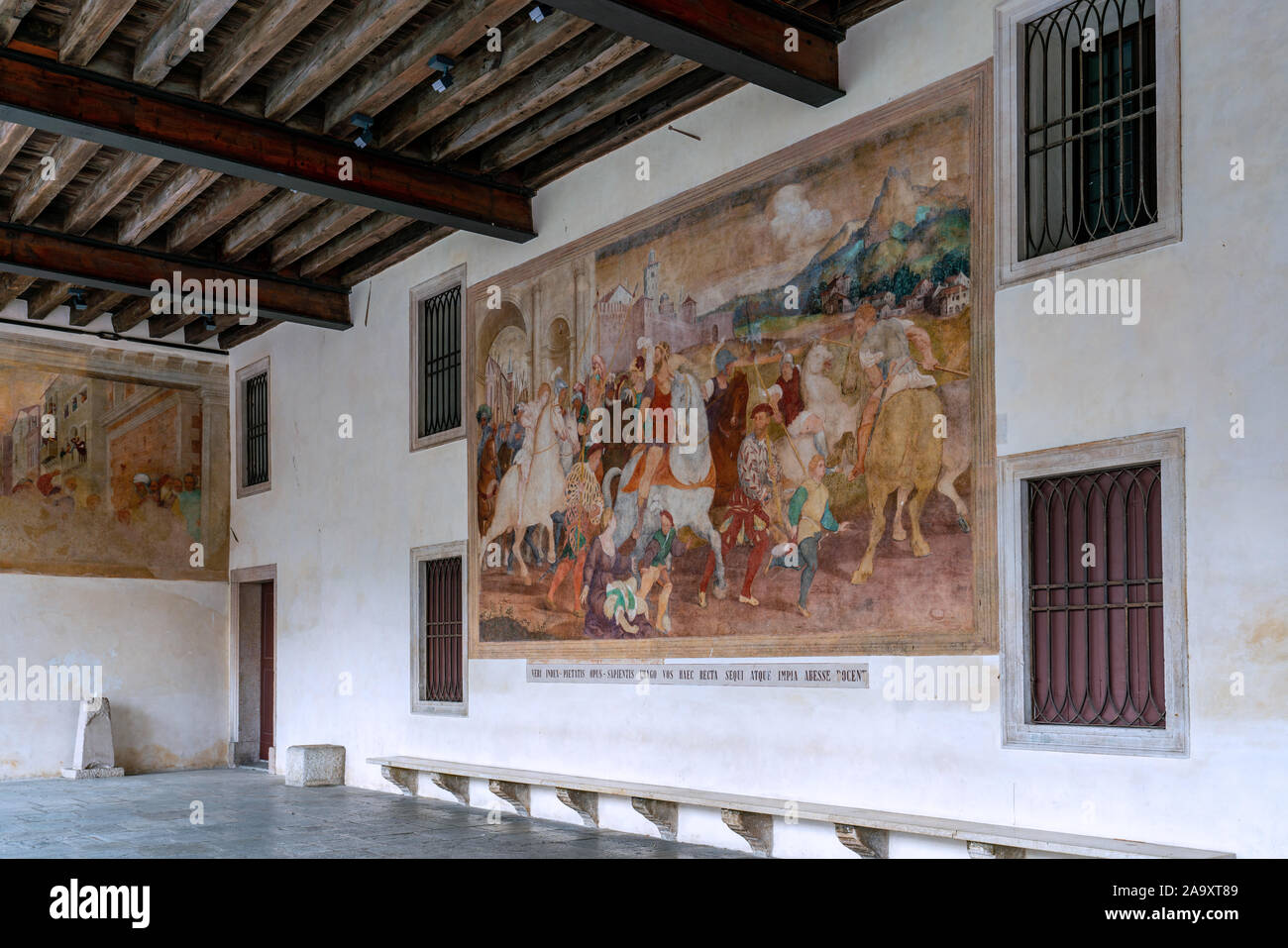 Vittorio Veneto, Italia - 19 ottobre 2019: la vista della coperta la parte esterna del Scopri il palazzo con due antichi dipinti murali Foto Stock