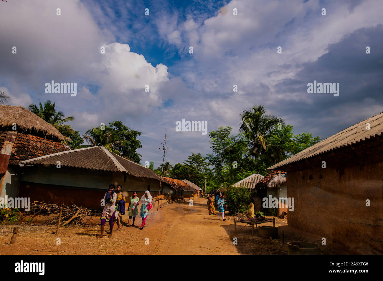 Vita tribale,a,un villaggio,a Belpahari,Persone,uscente,d,sotto,povertà ,livello politico,,caos,Jhargram,West Bengal,l'India. Foto Stock