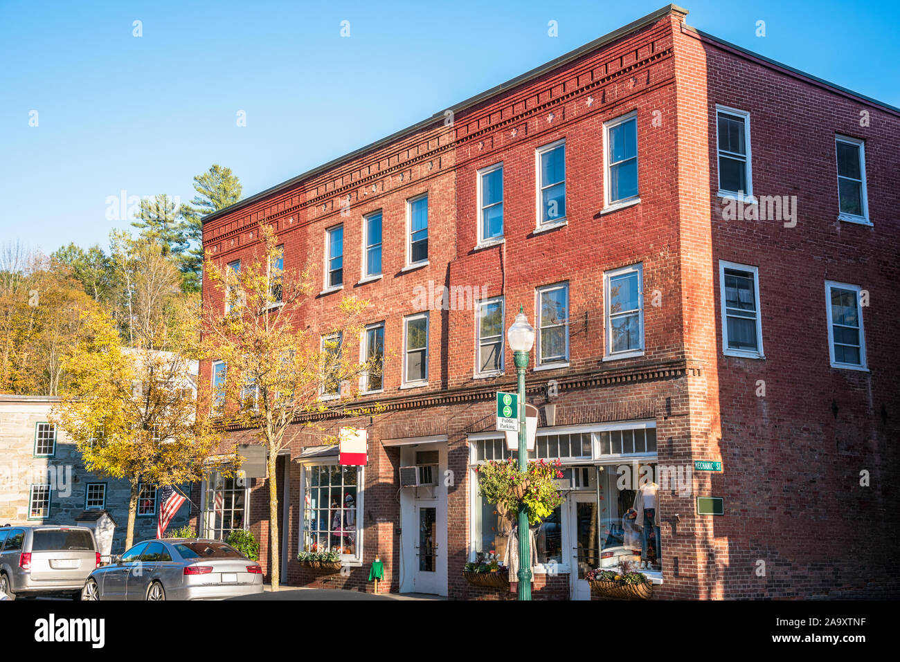 America tradizionali edifici in mattoni con i negozi a livello della strada su una soleggiata giornata autunnale. Woodstock, VT, Stati Uniti d'America. Foto Stock