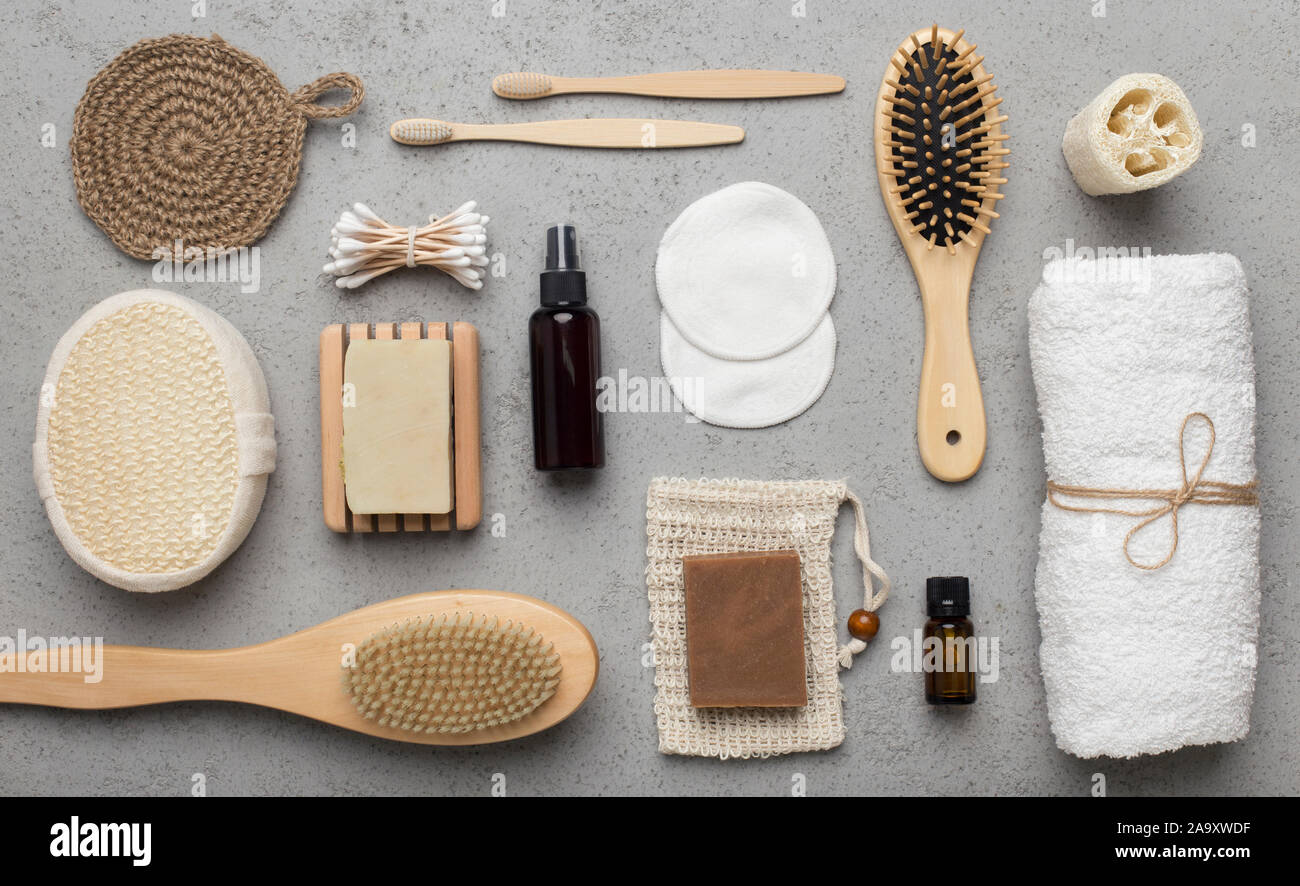 Naturale di bambù eco accessori per l'uso di tutti i giorni su grigio Foto Stock