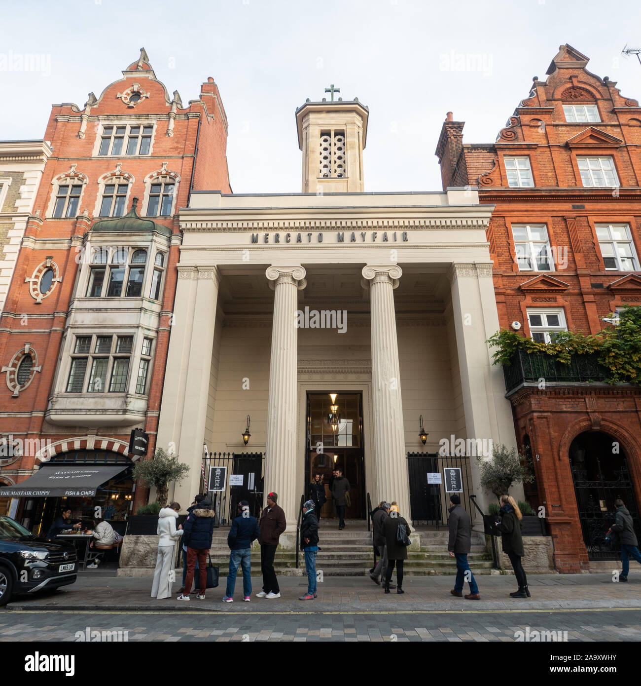 Mercato Mayfair, una sala alimentare e mercato ospitato all'interno di grado 1 elencati St Marks Church in N Audley Street, Mayfair, Londra. Foto Stock