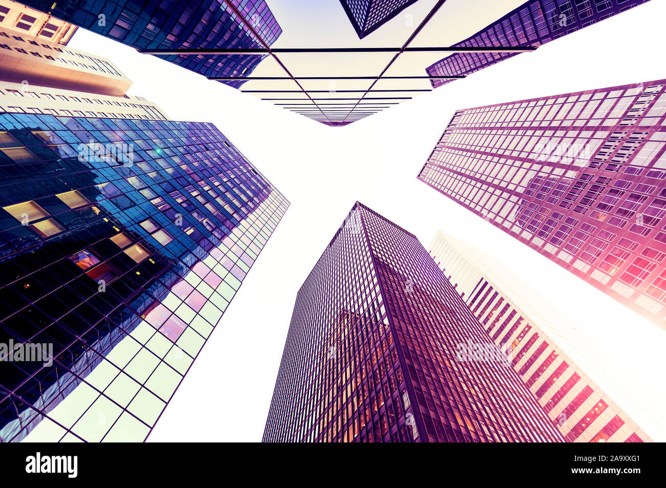 New York guardando in alto i grattacieli futuristici uffici del Distretto finanziario Foto Stock