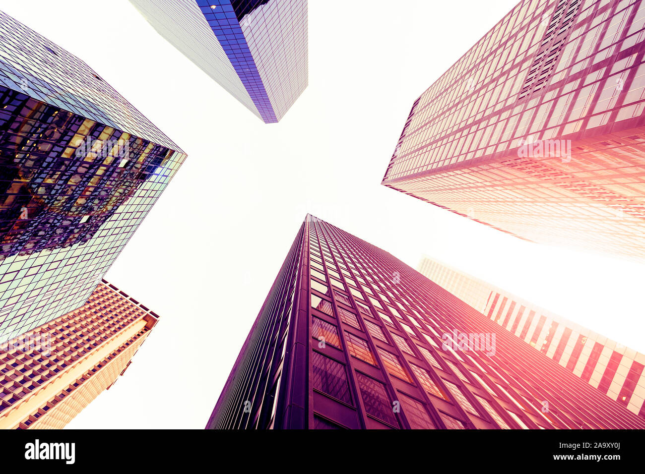 Grattacieli futuristici di New York guardando gli edifici degli uffici del quartiere finanziario di New York Foto Stock