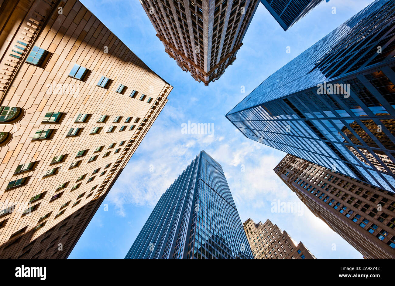Osservando gli edifici di New York City Financial District grattacieli Foto Stock
