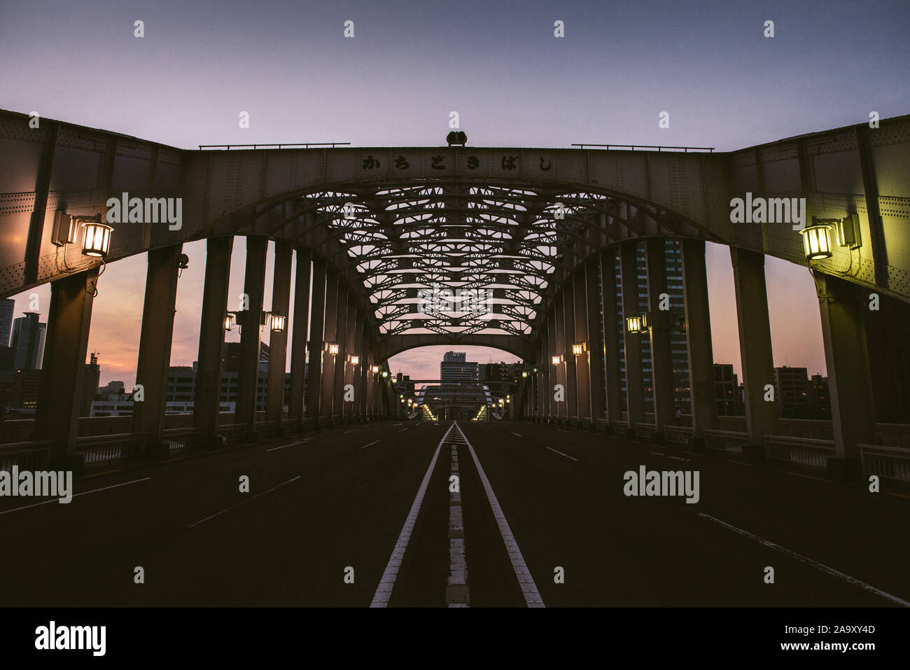 Ponte in Tokyo sul fiume Sumida vicino al vecchio mercato del pesce di Tsukiji "' e Ginza Foto Stock