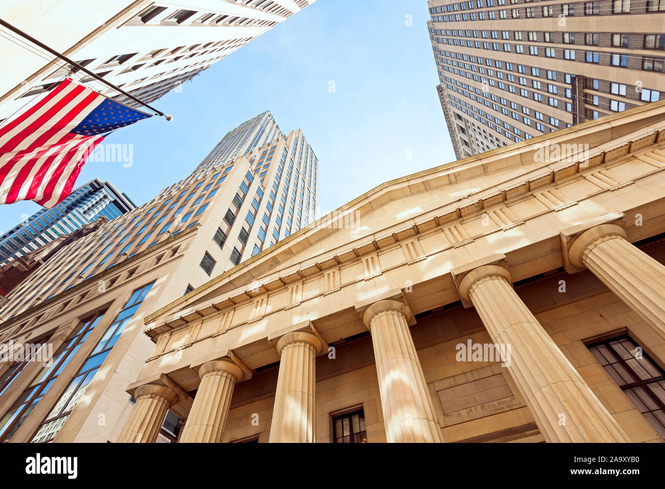 Osservando gli edifici di New York City Financial District Foto Stock
