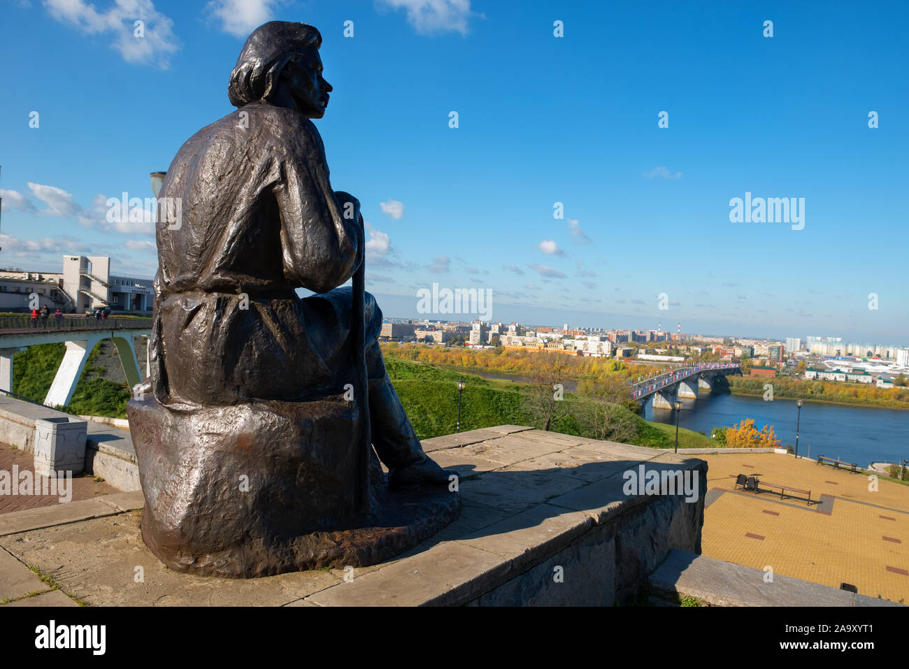 NIZHNY Novgorod, Russia - 28 settembre 2019: Monumento al grande scrittore russo Maxim Gorky installato sul terrapieno Fedorovsky. Gorky è rappresentato p Foto Stock