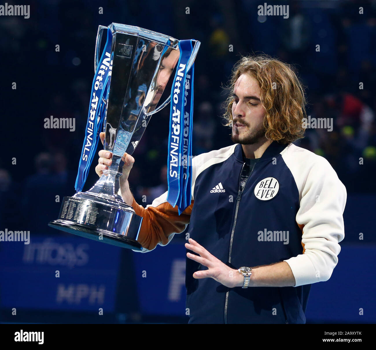 Londra, Regno Unito. Novembre 17 Stefanos Tsitsipas (GRE) con il trofeo dopo Singles Championship match finale Dominic Thiem (AUT) contro Stefanos T Foto Stock