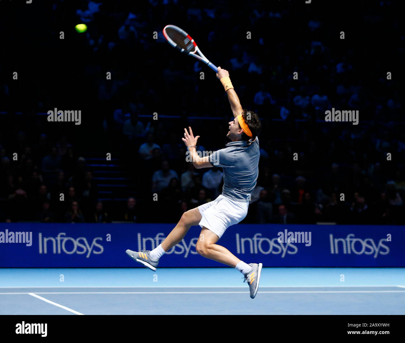 Londra, Regno Unito. Novembre 17 Dominic Thiem (AUT) in azione durante il campionato Singles match finale Dominic Thiem (AUT) contro Stefanos Tsitsi Foto Stock