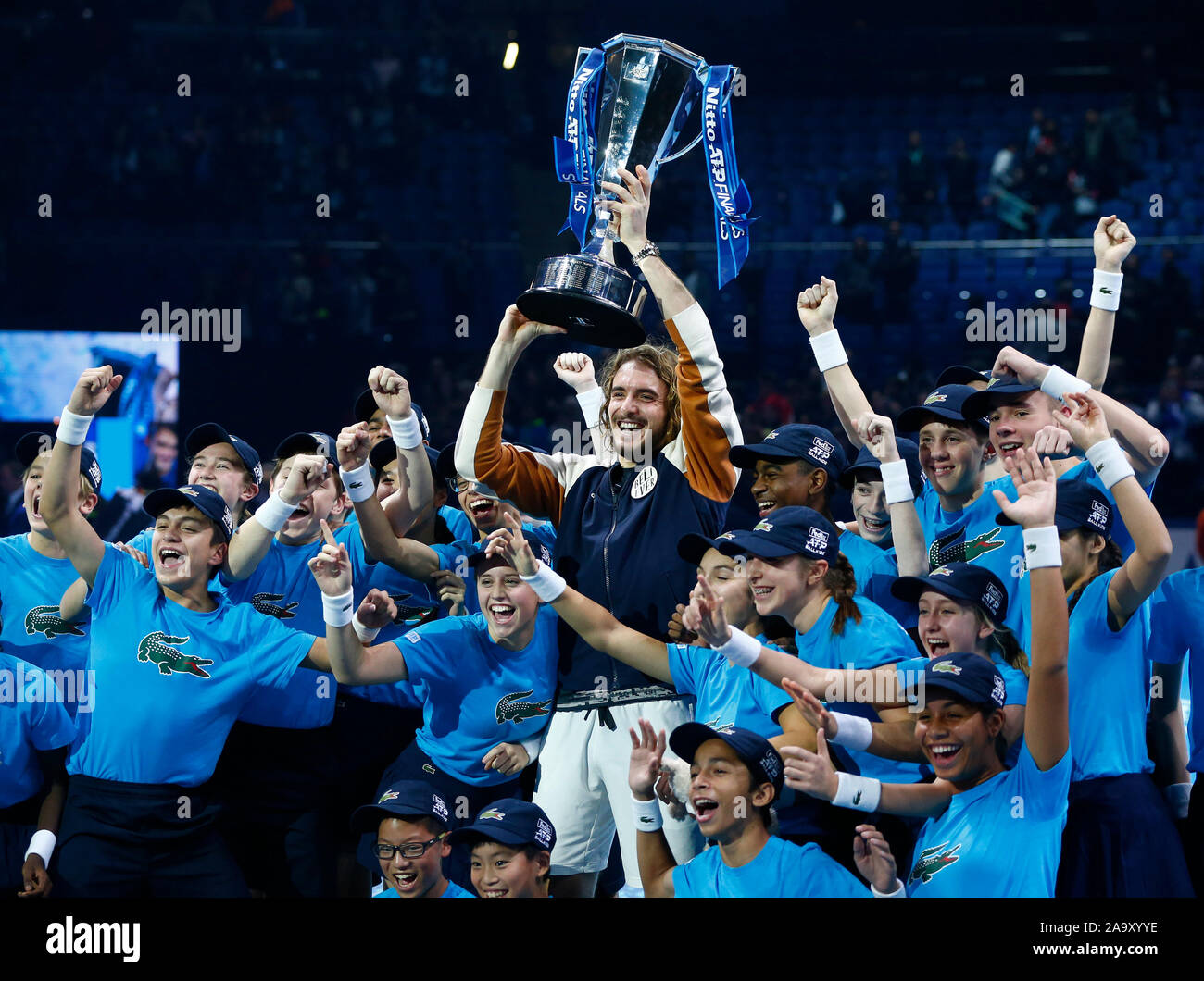 Londra, Regno Unito. Novembre 17 Stefanos Tsitsipas (GRE) con Trofeo e la sfera di ragazze e ragazzi dopo Singles Championship match finale Dominic Thiem Foto Stock