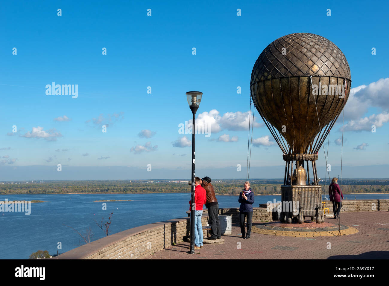 NIZHNY Novgorod, Russia - 28 settembre 2019: Monumento a Jules Verne sulla piattaforma di osservazione sulla strada Zalomova Foto Stock