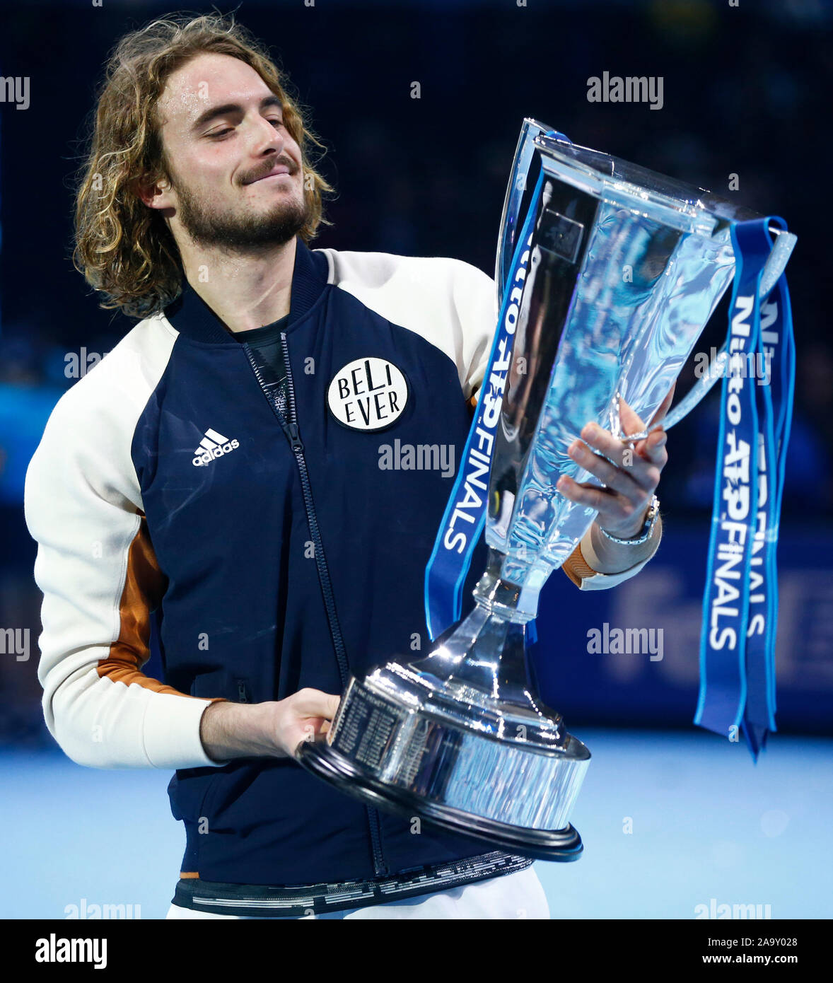 Londra, Regno Unito. Novembre 17 Stefanos Tsitsipas (GRE) con il trofeo dopo Singles Championship match finale Dominic Thiem (AUT) contro Stefanos T Foto Stock