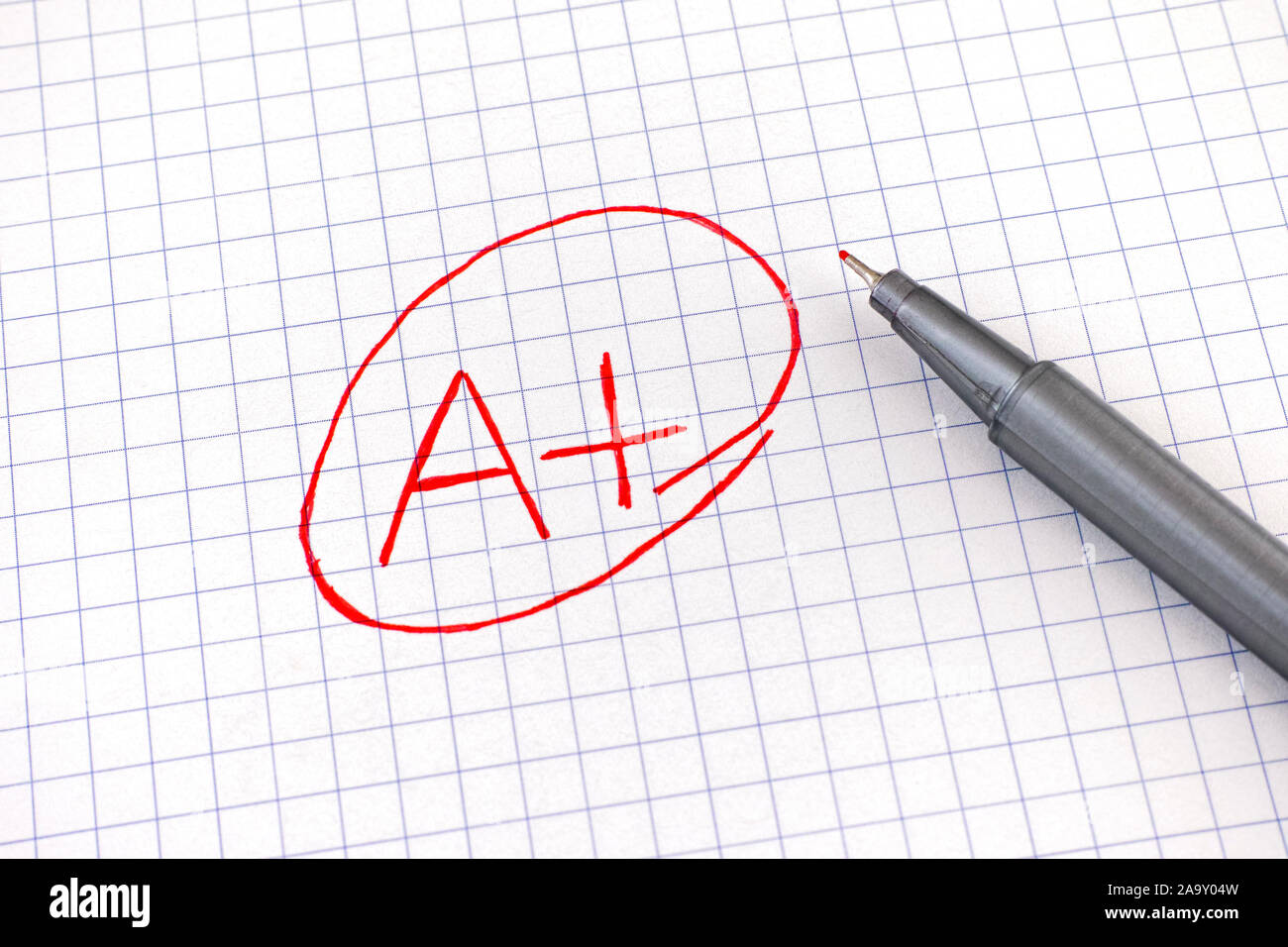 Un plus (A+) grade su notebook foglio di carta. Close up. Foto Stock
